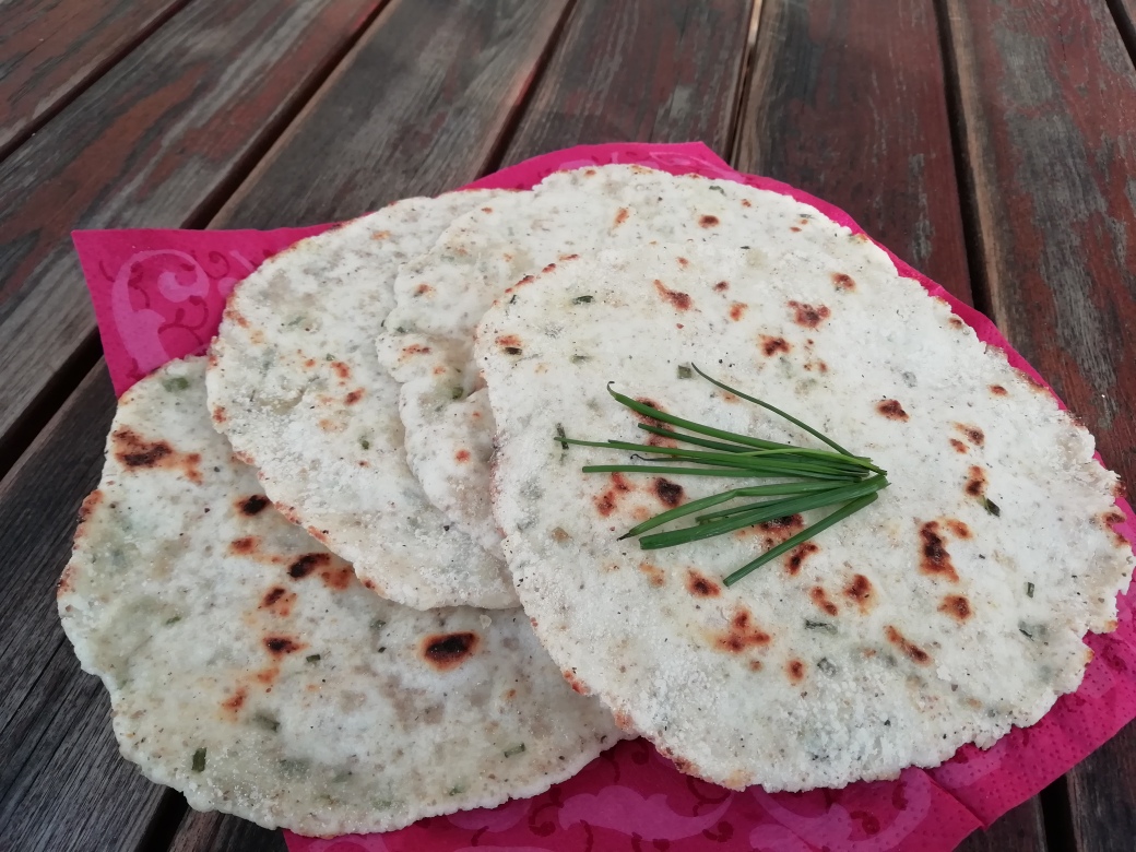 Yrttinen flatbread-leipä