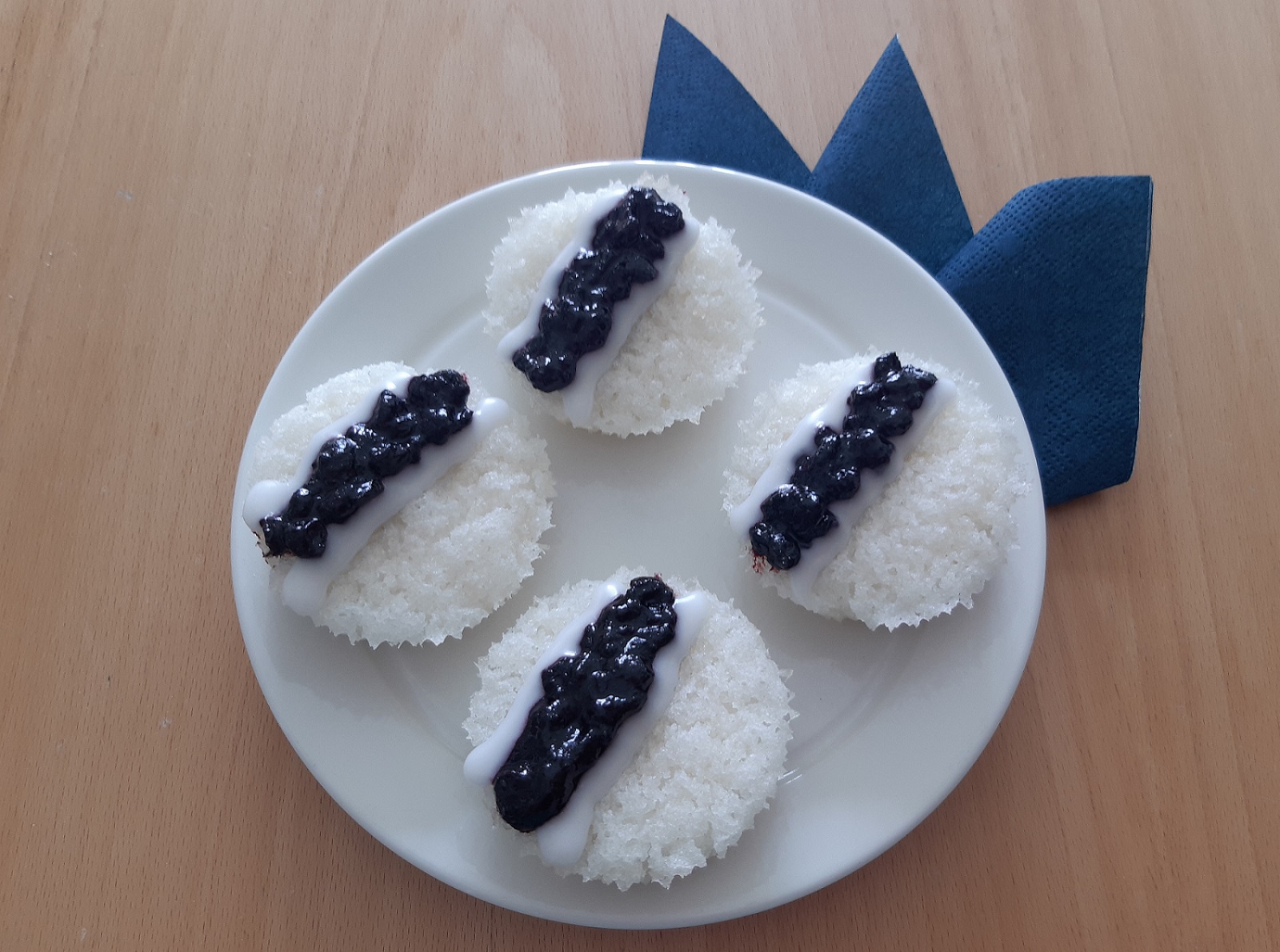 Muffinit mustikkaraidalla Muffinit mustikkaraidalla