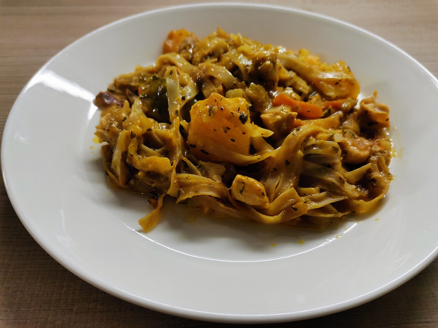 Kana-kookos-nuudelivuoka Kana-kookos-nuudelivuoka