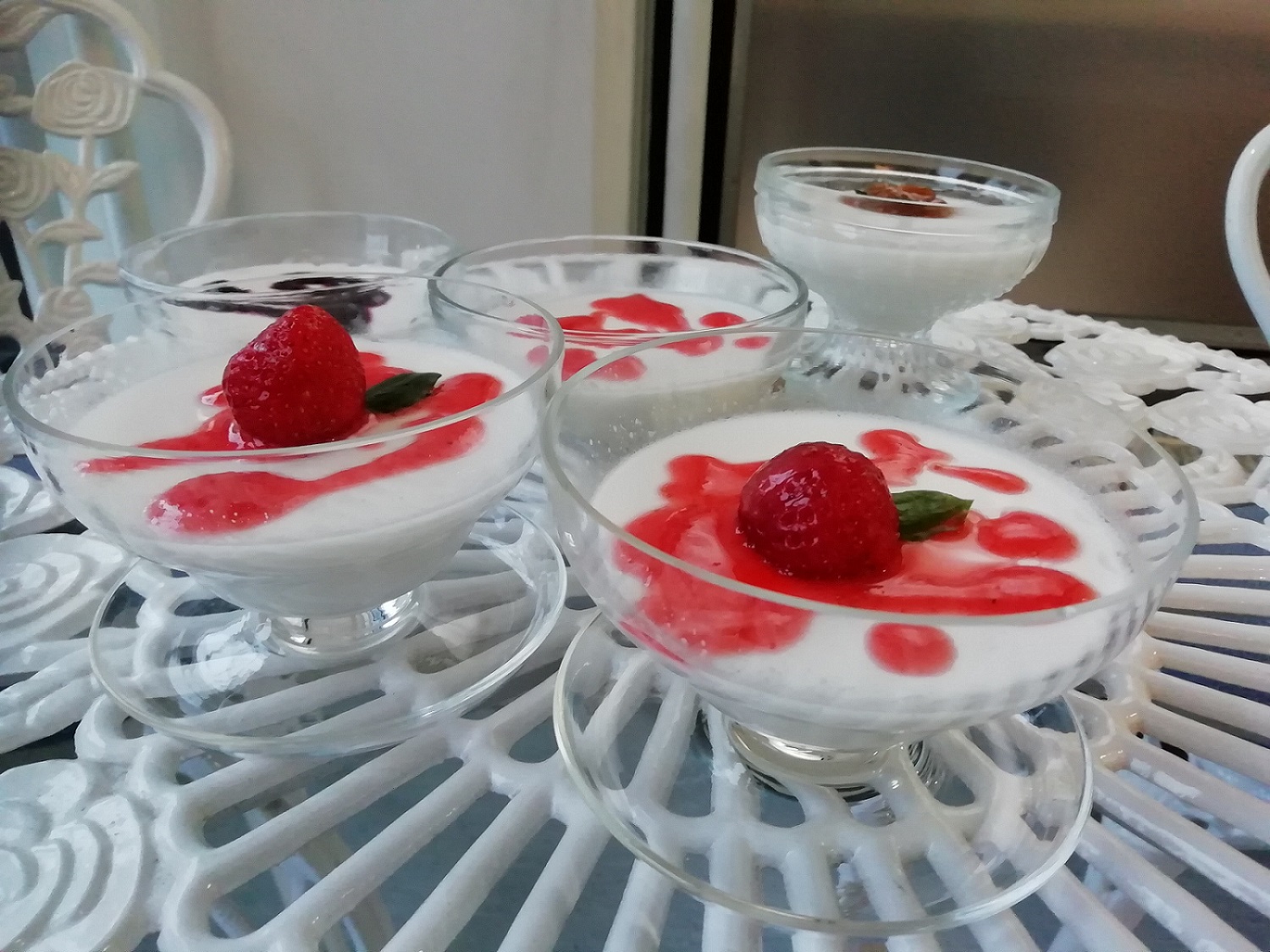 Mansikkainen kookospannacotta Mansikkainen kookospannacotta
