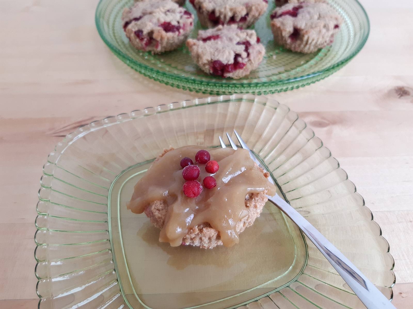 Puolukkamuffinit kinuskikastikkeella Puolukkamuffinit kinuskikastikkeella