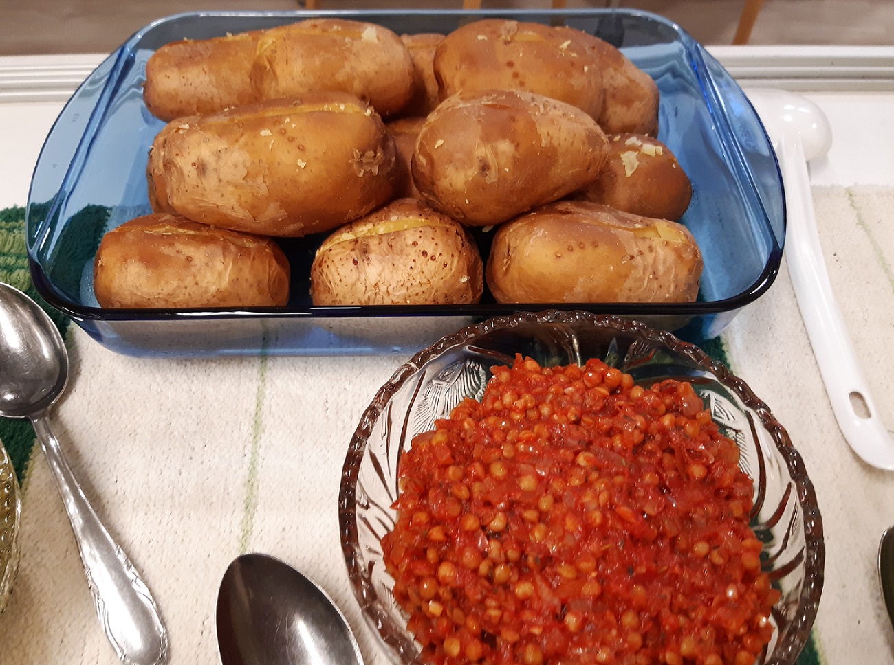 Uuniperunat linssitäytteellä Uuniperunat linssitäytteellä