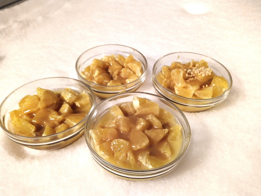 Appelsiinisalaatti kinuskikastikkeella Appelsiinisalaatti kinuskikastikkeella