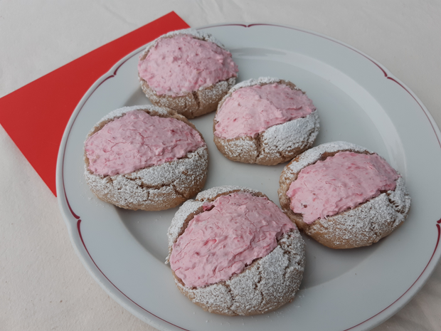 Vadelmatäytepulla Vadelmatäytepulla