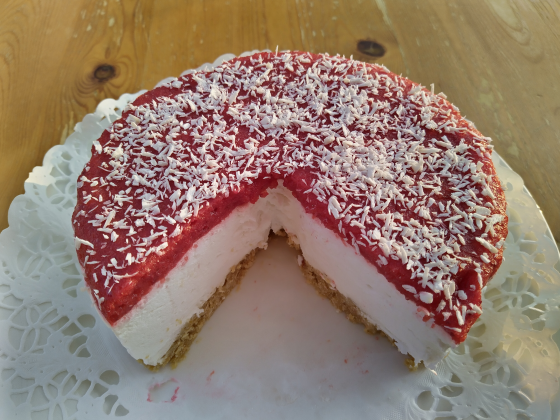 Mansikka-kookoshyytelökakku Mansikka-kookoshyytelökakku