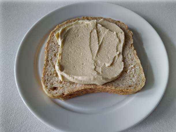 Hummus-välipalaleipä Hummus-välipalaleipä