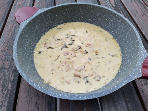 Pekoni-sieni-kermakastike Pekoni-sieni-kermakastike