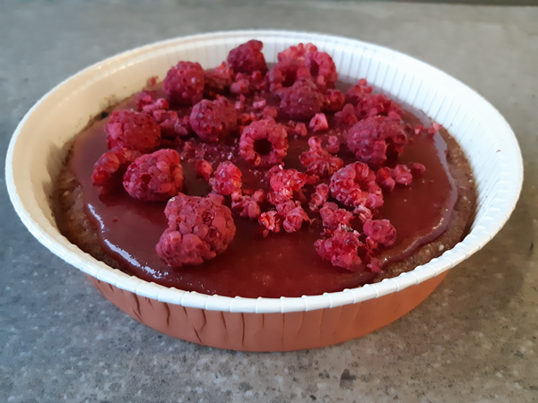 Kuorrutettu puolukka-vadelmapiirakka