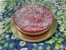 Kookoshyydykekakku mansikkakiilteellä