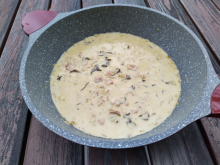 Pekoni-sieni-kermakastike