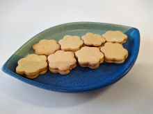 Täytekeksit kaakaolevitteellä