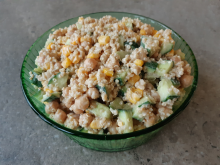 Kvinoa-kikhernesalaatti